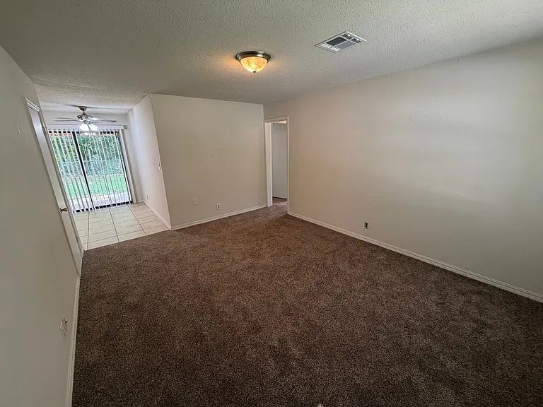 1011 Raleigh Cir — Photo 4