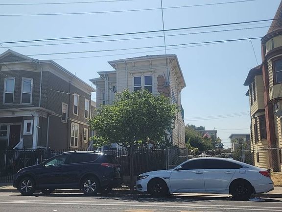 2nd image of 2825 Market St