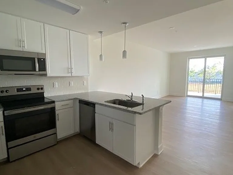 San Carlos Apartments — Photo 9