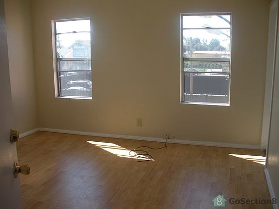 4th image of 707 W 74th St APT 3