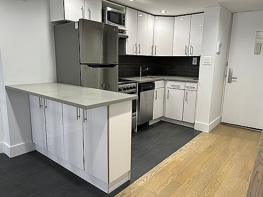 4th image of 85 10th St #Q