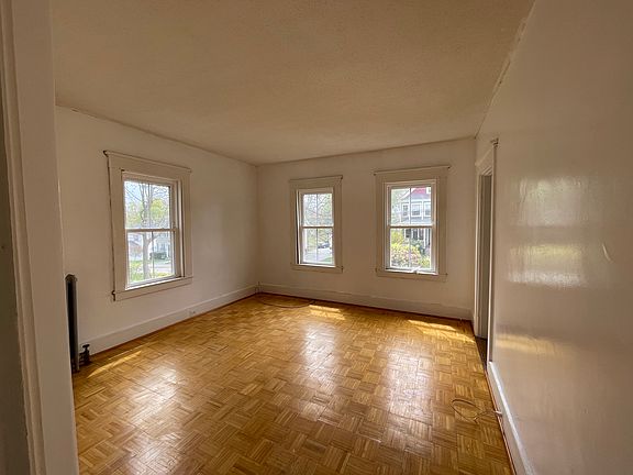 4th image of 32 Walnut St