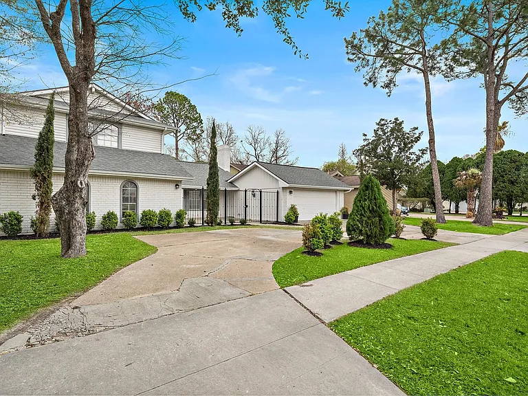 7810 Antoine Dr — Photo 16