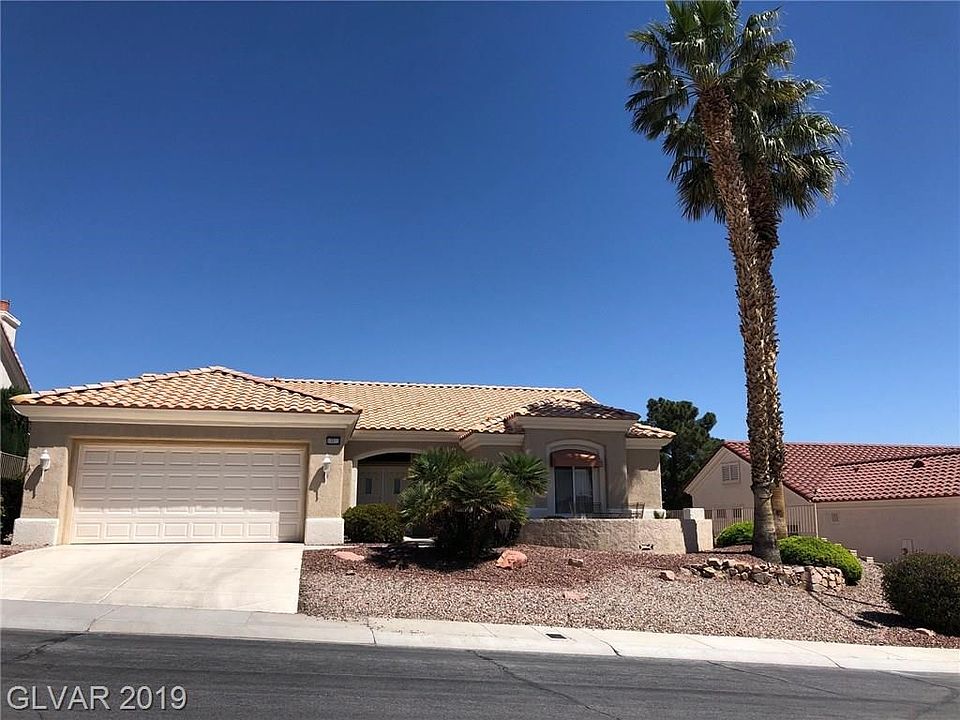 BEAUTIFUL MINDEN MODEL-- GOLF COURSE-FRONT VIEWS-- SITTING AREA IN FRONT