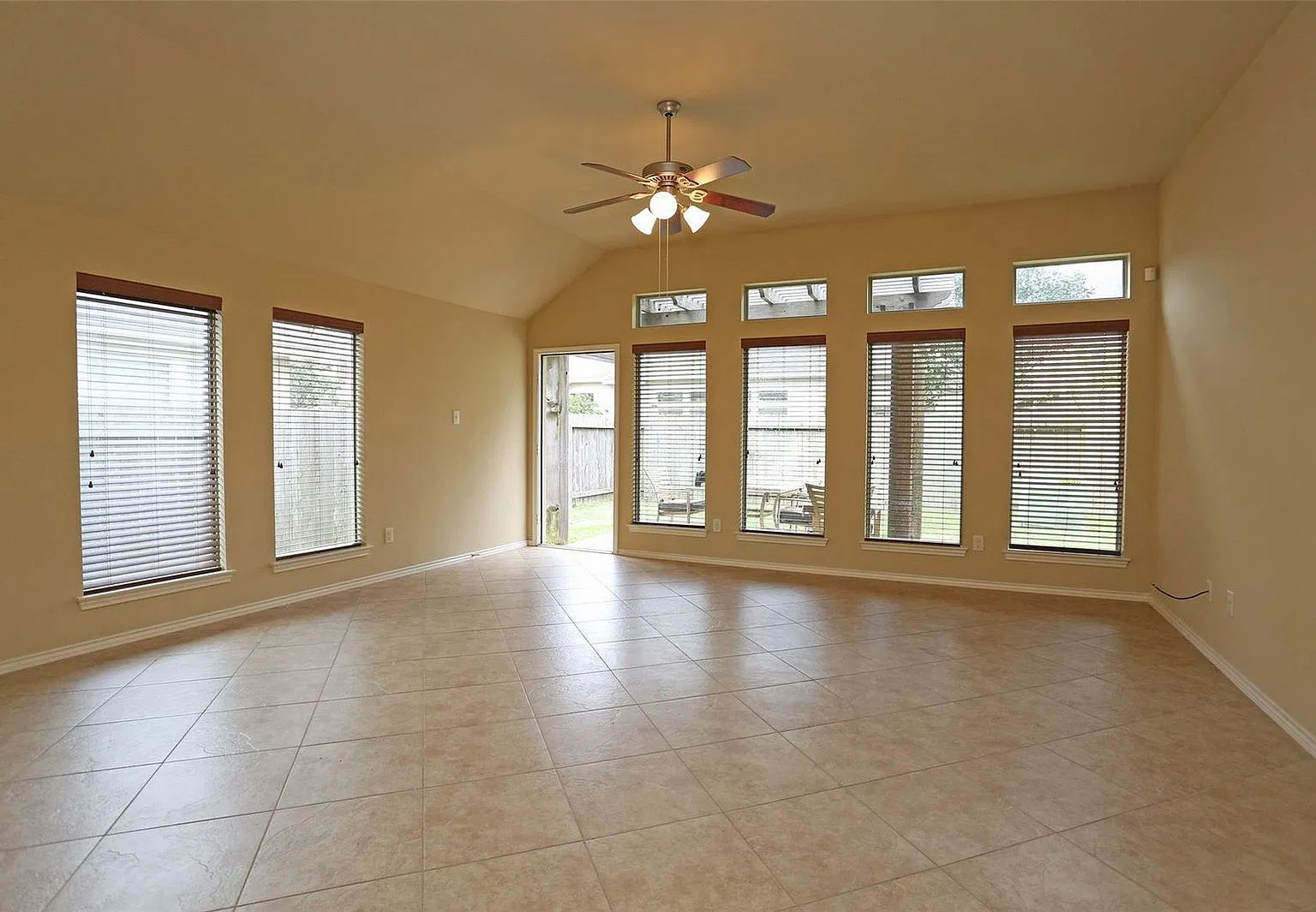 4 bed, 2.0 bath, 2339 sqft, $2,535 — Photo 3