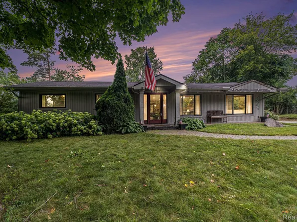 4647 Newcroft St, Commerce Township, MI 48382