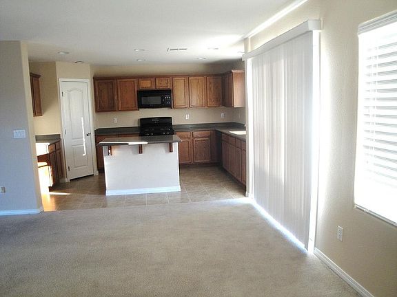 4th image of 10625 Mann St