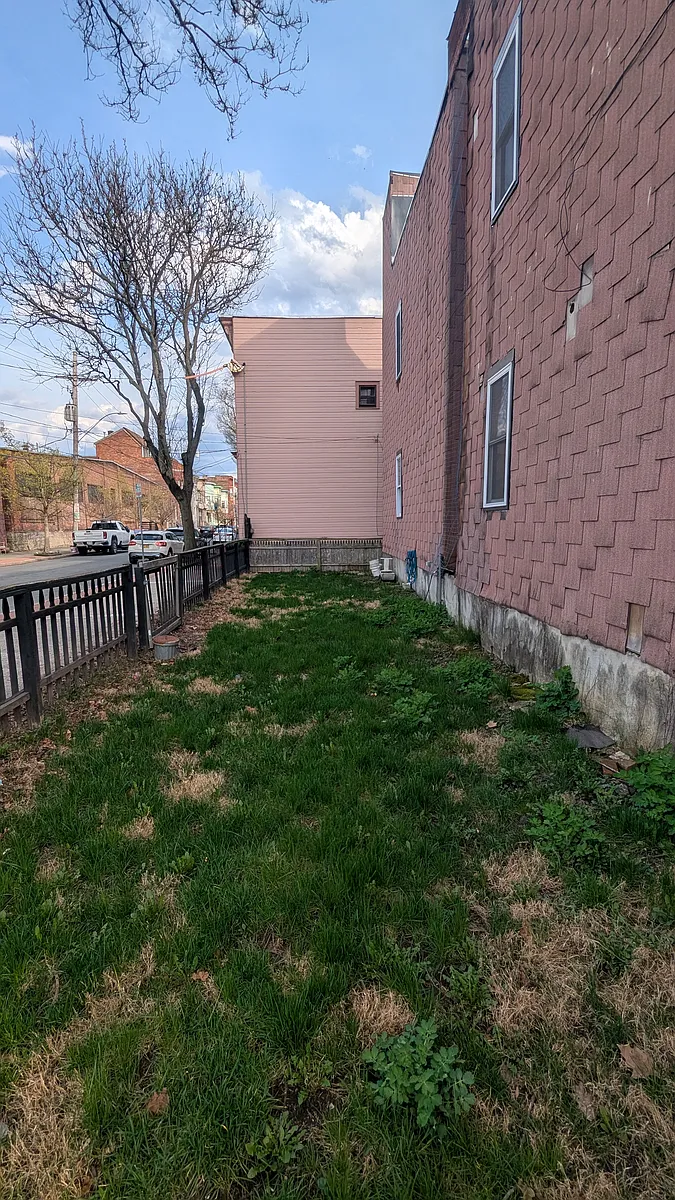 Building Photo - 136 Dove St #2