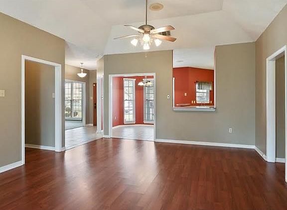 3rd image of 411 Moncla Ave