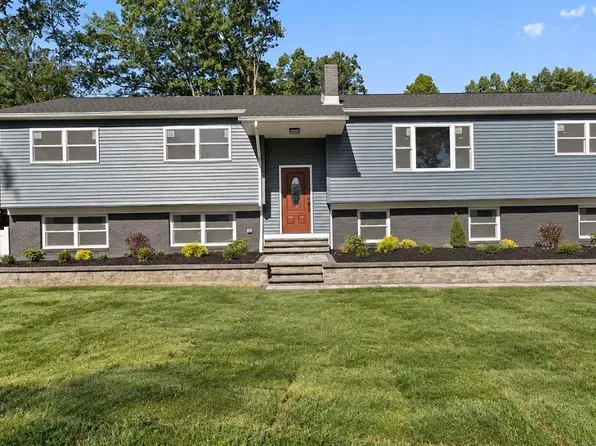 14 Granada Dr, Clifton Park, NY 12065