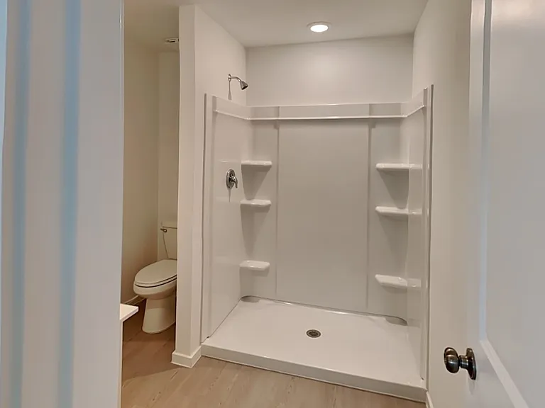 Modern minimalist bathroom wit