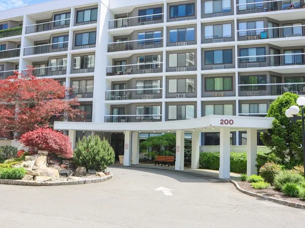 200 High Point Drive #302, Hartsdale, NY 10530