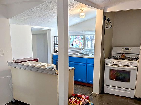 2nd image of 105 Roosevelt Ave