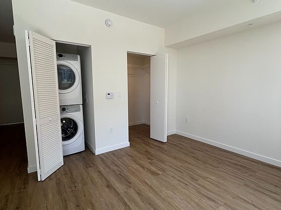 4th image of 960 E 23rd St #29