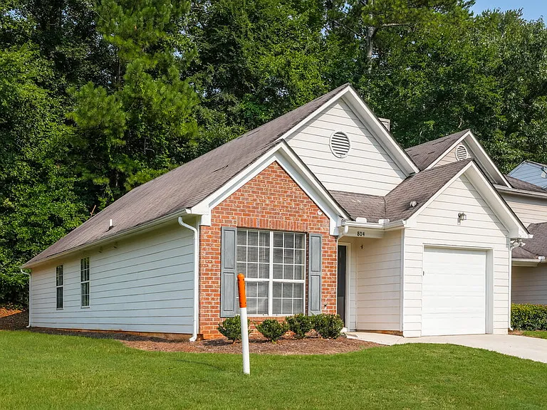 804 Hillandale Ln — Photo 3