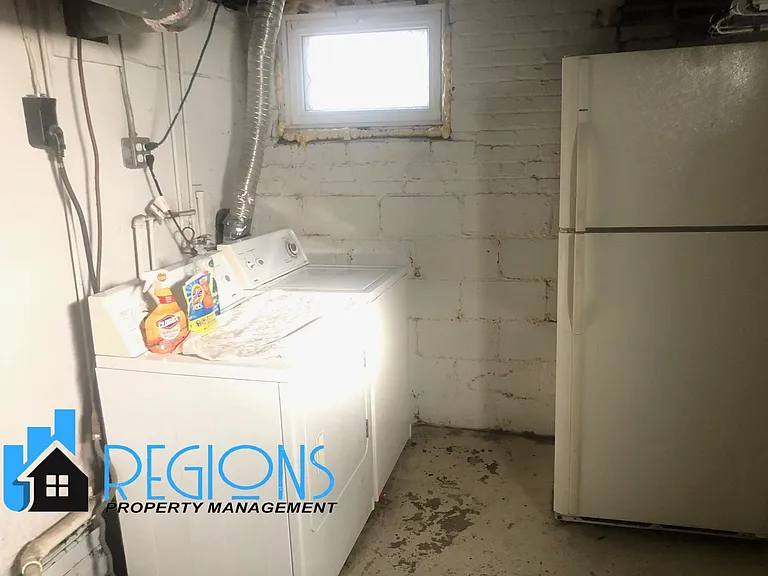 501 E Locust St — Photo 16