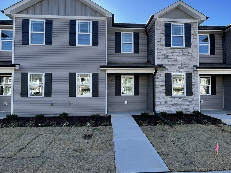 1043 Peony Ln — Photo 1