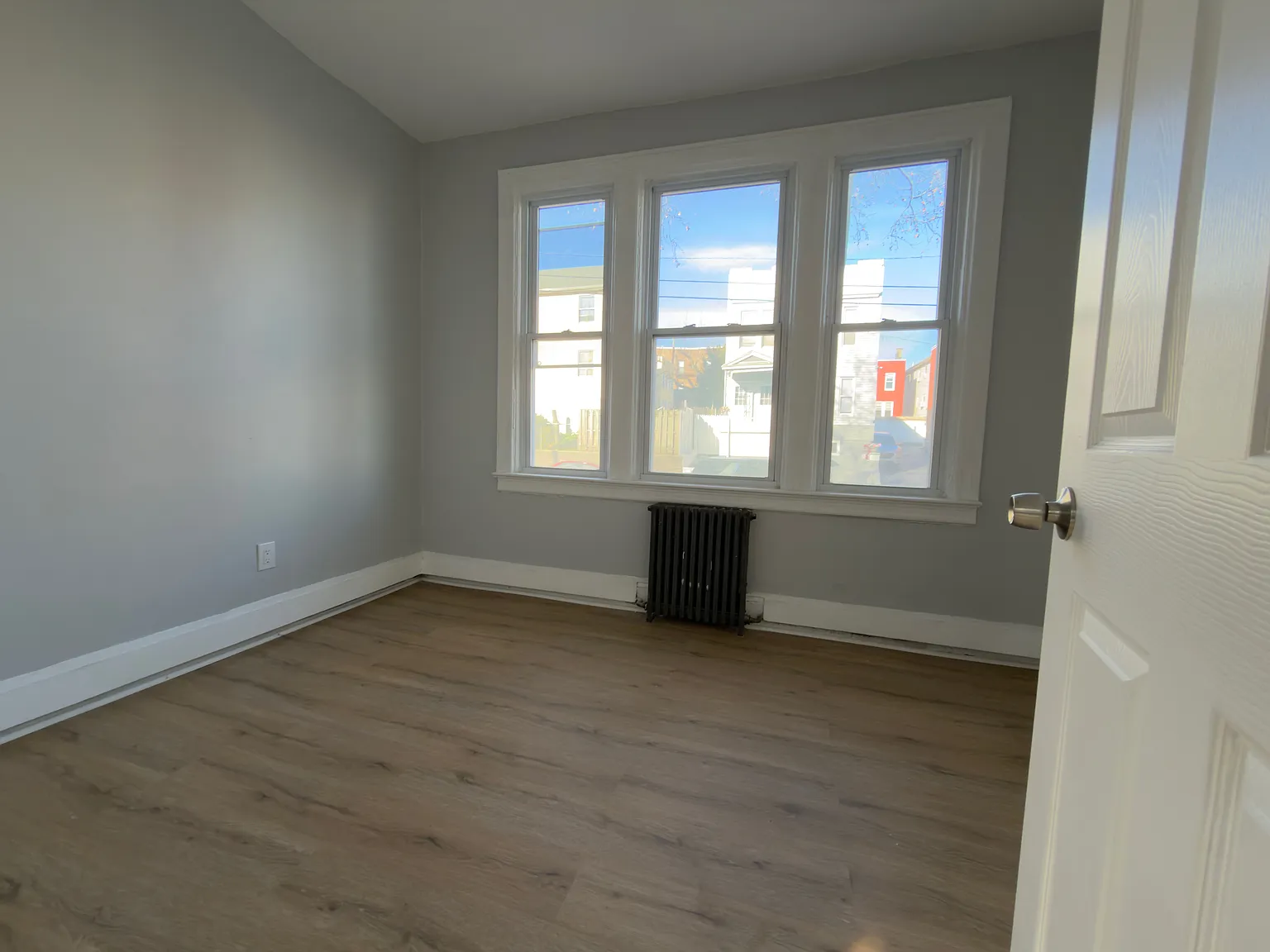 5 bed, 1600 sqft, $2,800 — Photo 2