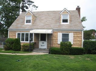 11 Gables Rd, Hicksville, NY 11801