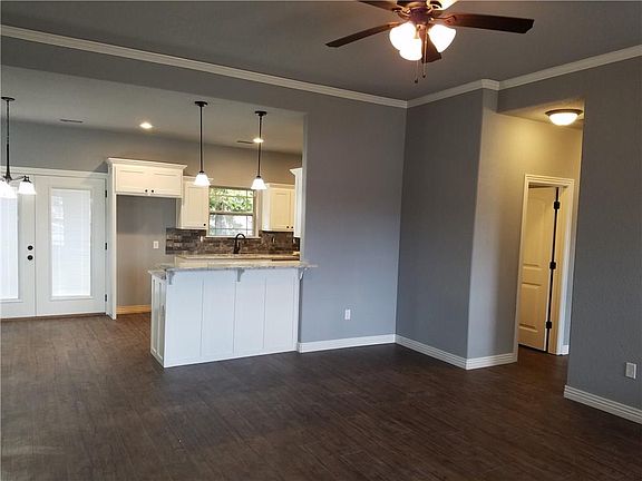 5th image of 1303 Latisha Ln