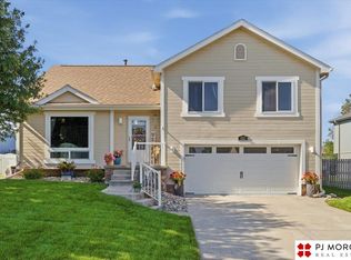 822 Clearwater Dr, Papillion, NE 68046