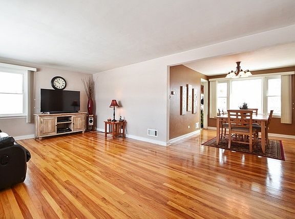 3rd image of 905 N Highland Dr