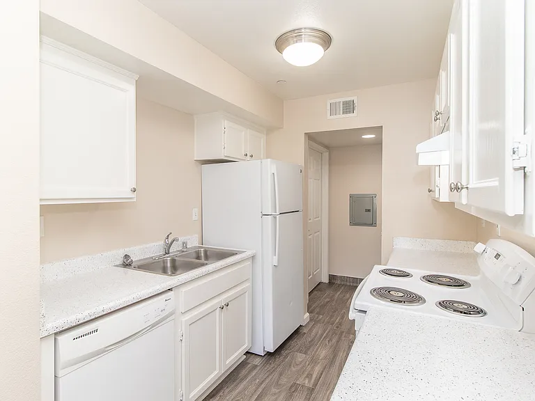 Sunny Creek Apartments — Photo 9
