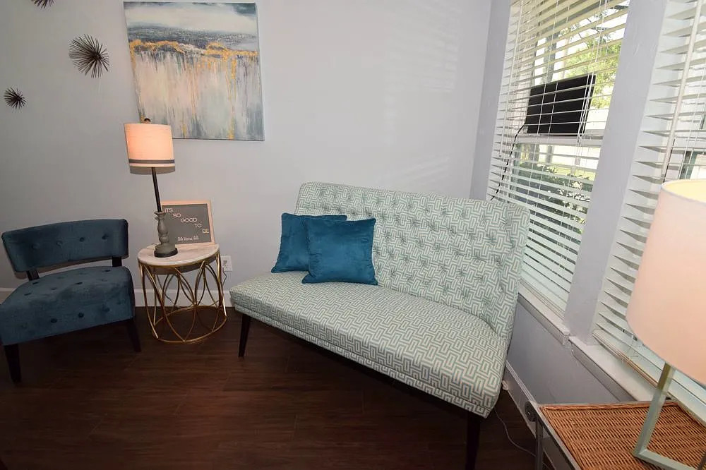 Lakeshore Villa Apartments — Photo 3