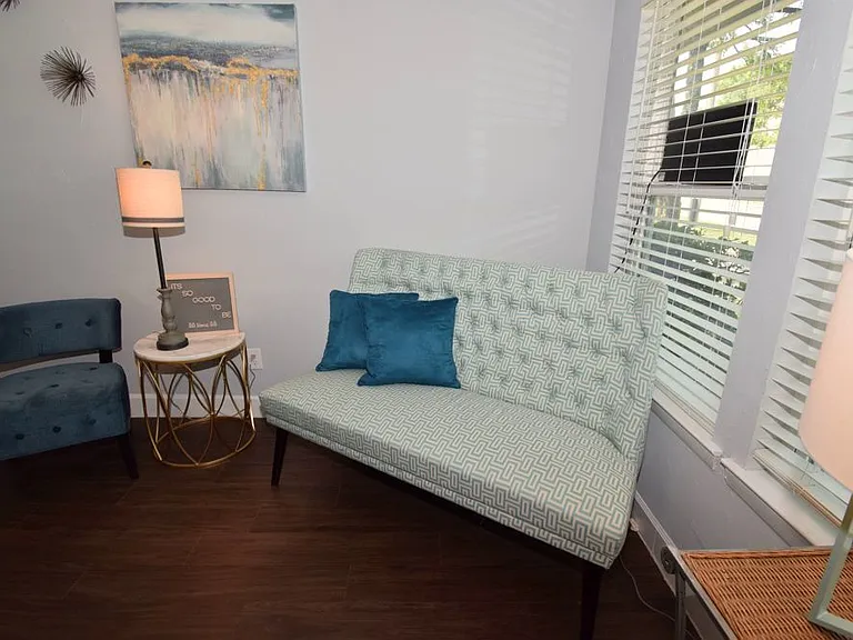 Lakeshore Villa Apartments — Photo 3
