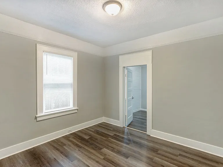 1013 W Victory Dr — Photo 10