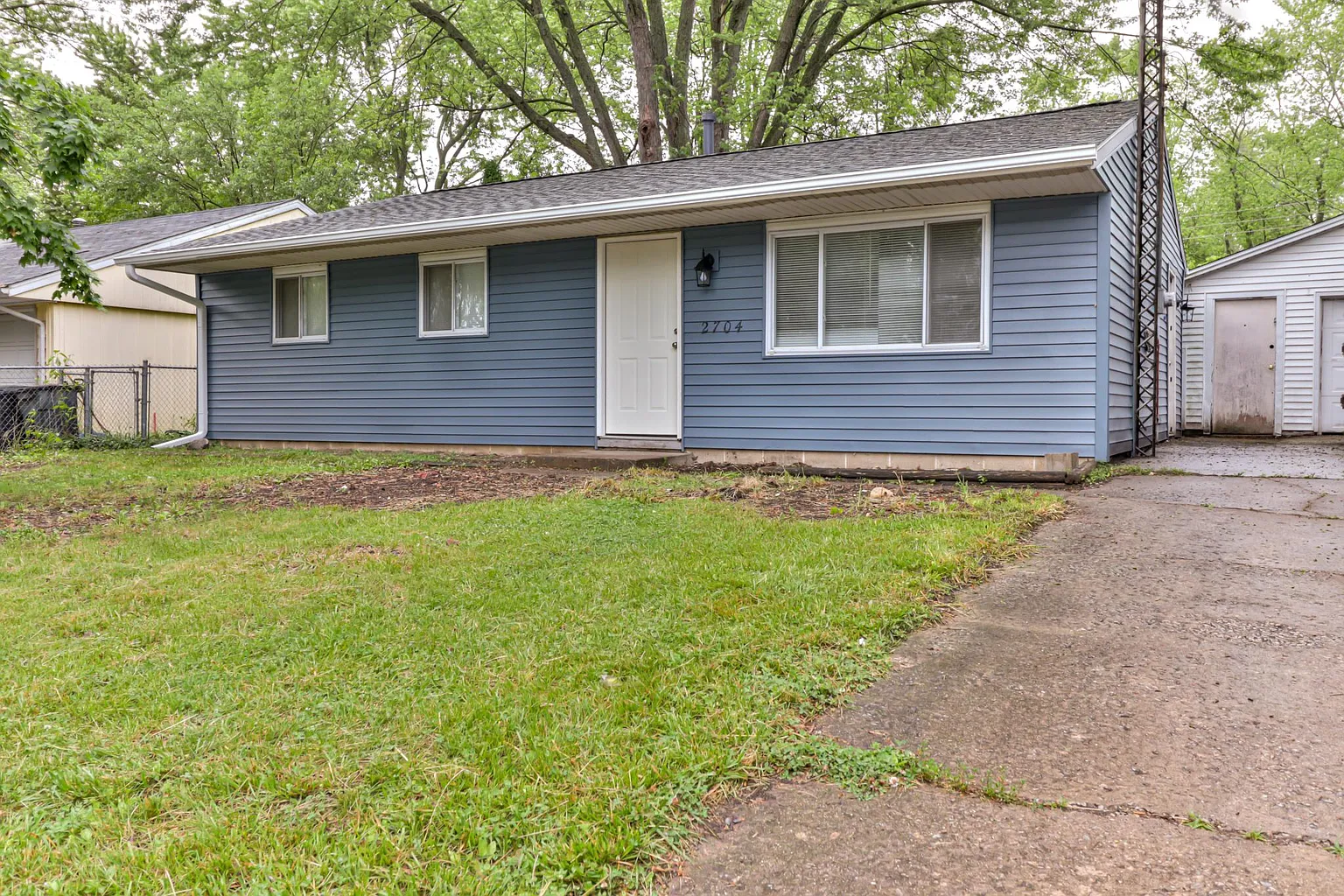 2704 E California Ave photo 1