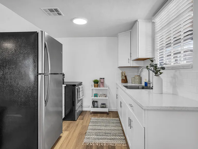 1627 N Bryant Ave #B — Photo 9