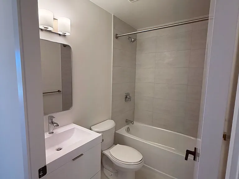 33 Erie Ave #707 — Photo 7