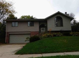 725 Hawthorn Dr, West Bend, WI 53095