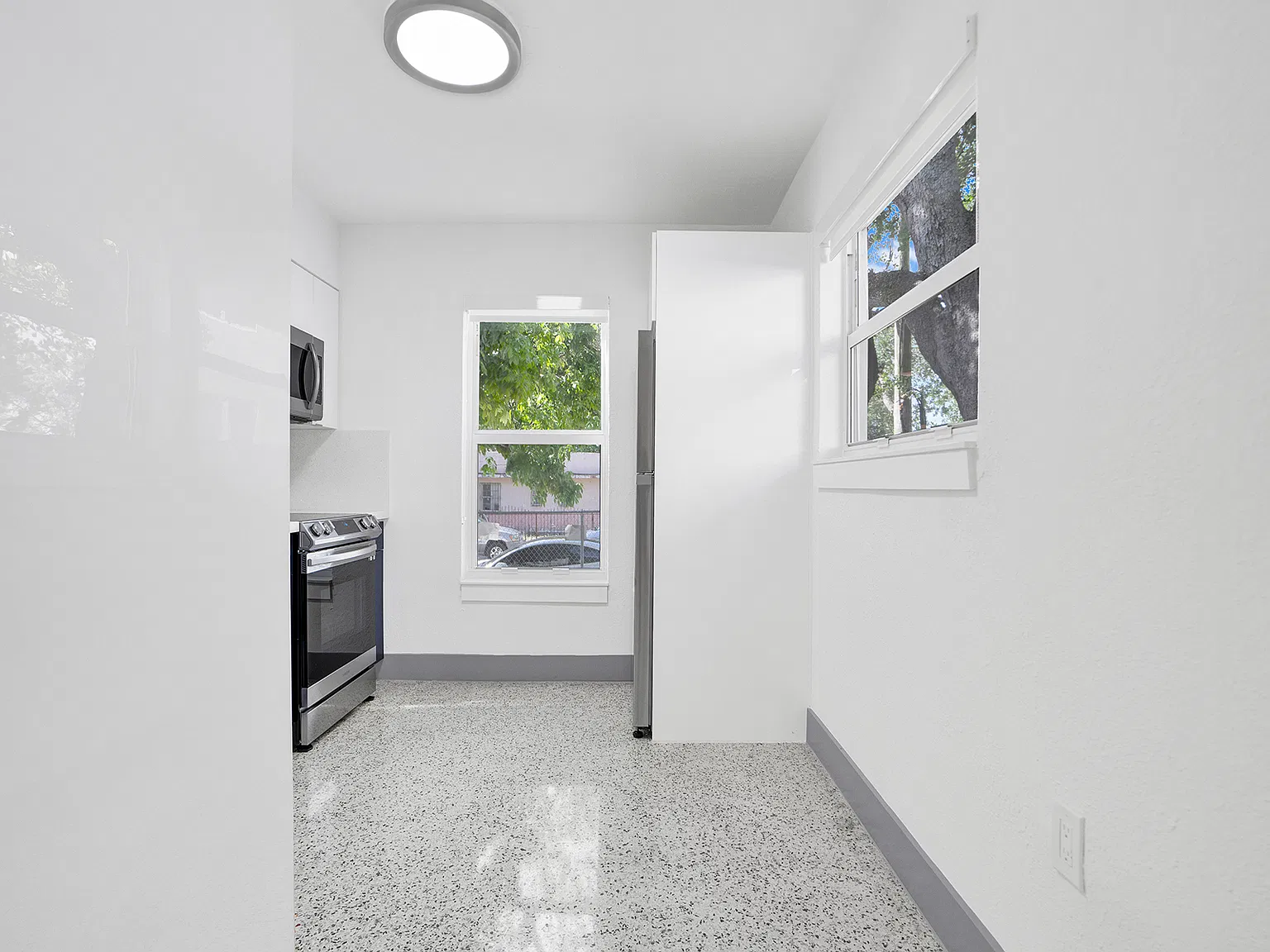 2 bed, 720 sqft, $2,100 — Photo 2