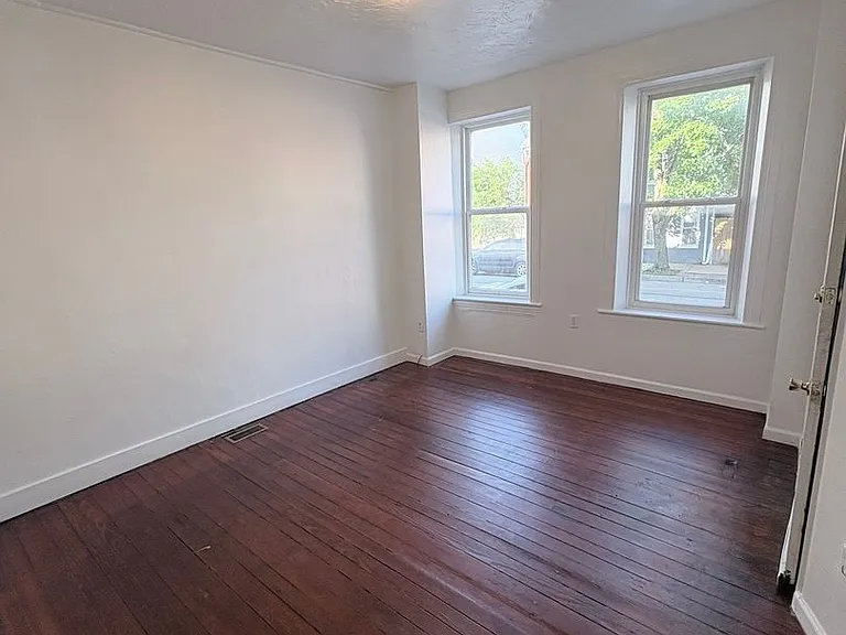 527 S Queen St #1 — Photo 3