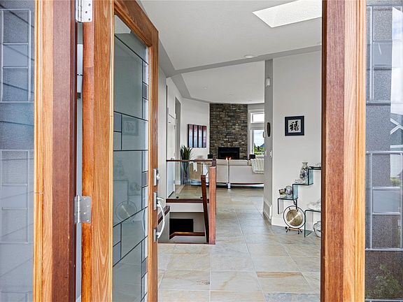 3rd image of 605 Stevens Pl