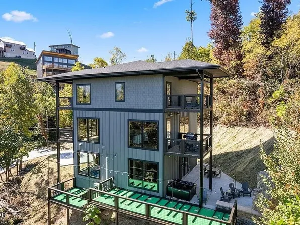 741 Chestnut Dr, Gatlinburg, TN 37738