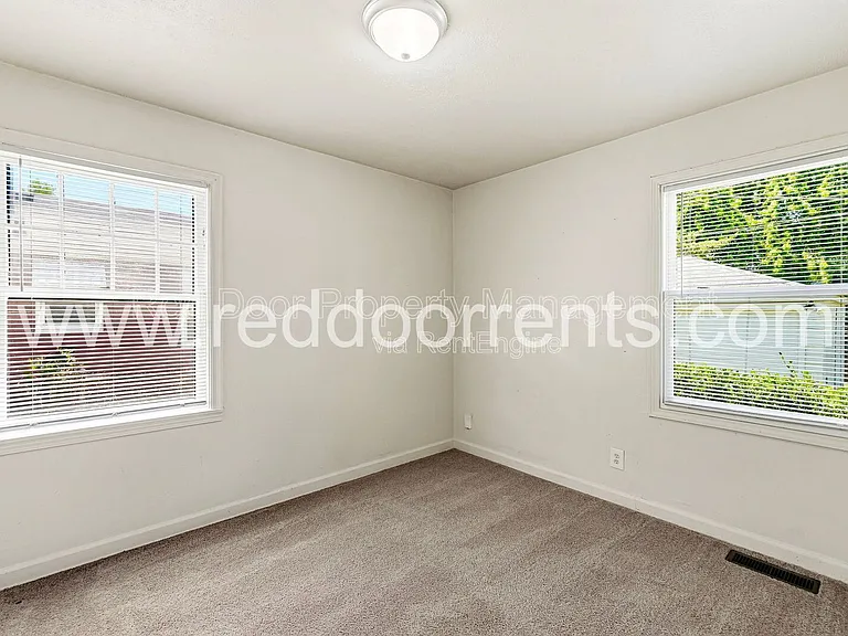 1742 N Whittier Pl — Photo 15