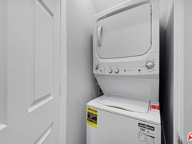 6652 Orion Ave — Photo 13
