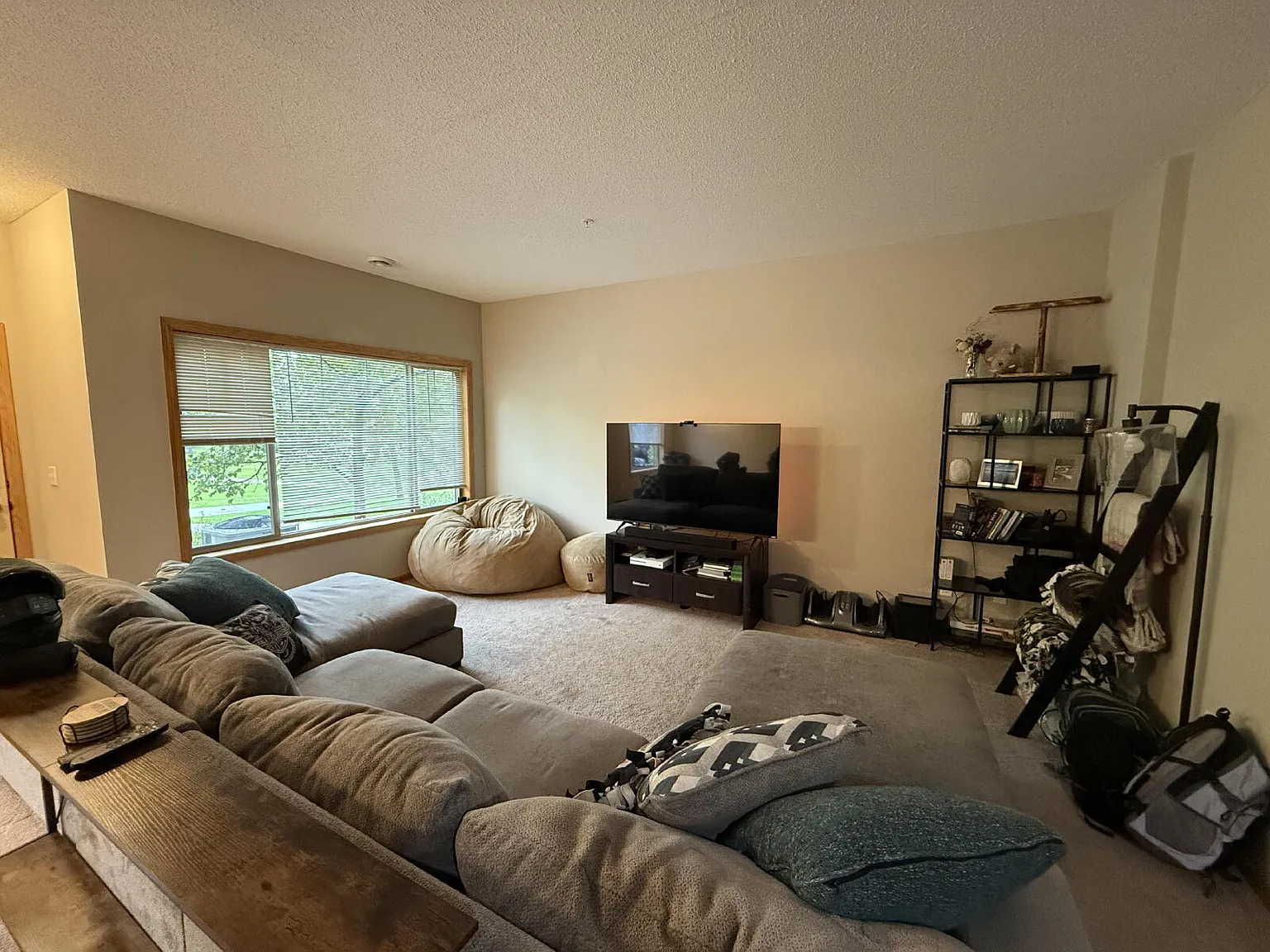 4 bed, 3.0 bath, 1940 sqft, $2,600 — Photo 3