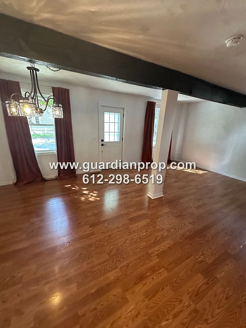 Charming House Blocks from White Bear Lake, Updated Kitchen & Baths, Fireplace, Private Deck, 3 C... — Photo 2