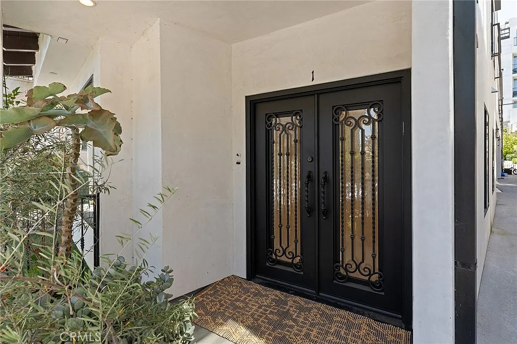 3 bed, 3.5 bath, 2456 sqft, $8,000 — Photo 2