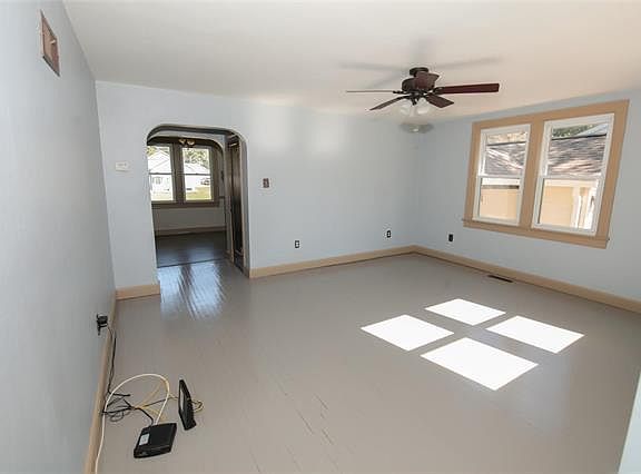 3rd image of 1023 W Poplar St