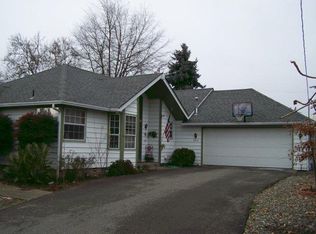 810 NE Clyde Pl, Grants Pass, OR 97526