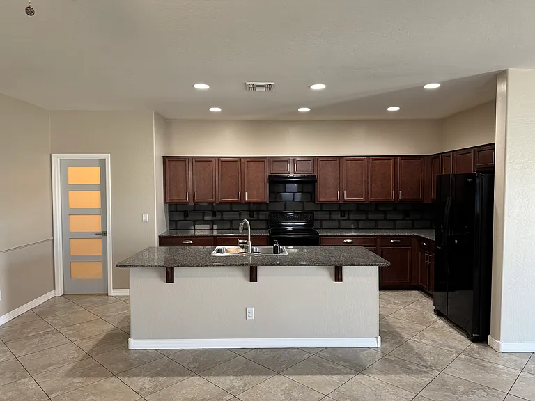 5022 E Glencove St — Photo 4