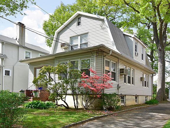 Long private driveway with plenty of parking