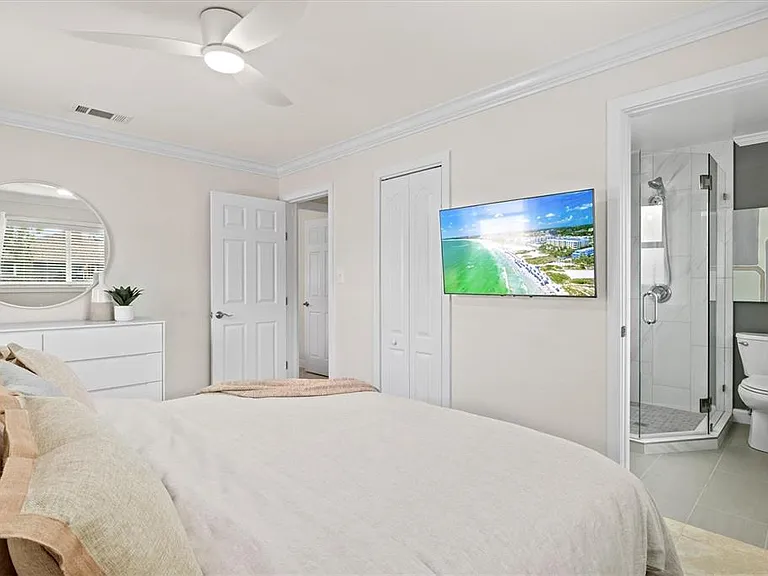 2641 Martin St — Photo 37