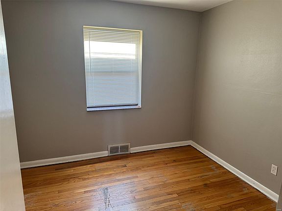 4th image of 4650 Dewey Ave