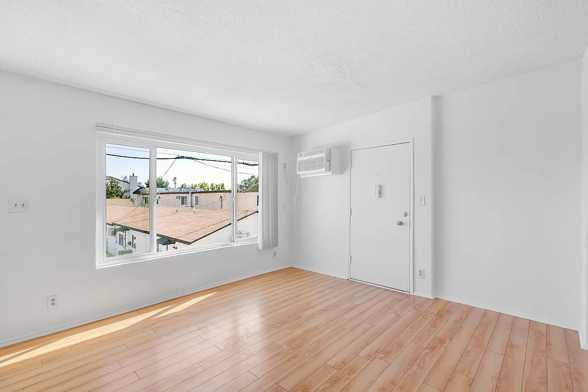 Building Photo - 14106 Delano Street